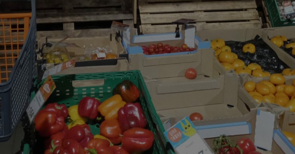 Aufgrund vermehrter russischer Luftangriffe auf ukrainische Logistik- und Vertriebszentren klaffen immer wieder Lücken in Supermarktregalen. / Foto © Lieselotte Hasselhoff