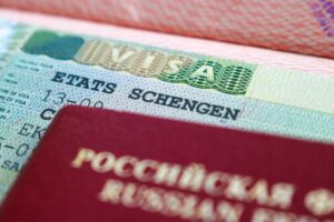 Selbst ein abgelaufenes Schengen-Visum im Reisepass kann bei russischen Grenzkontrollen ausreichen, um unter den Generalverdacht einer „Staatsfeindlichkeit“ zu geraten. / Foto © IMAGO / Pond5 Images