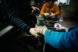 Munitionsbastler der Drohnen-Spezialeinheit Taifun bei der Arbeit in ihrer Werkstadt in der Region Charkiw / Foto © Marharyta Fal/Frontliner