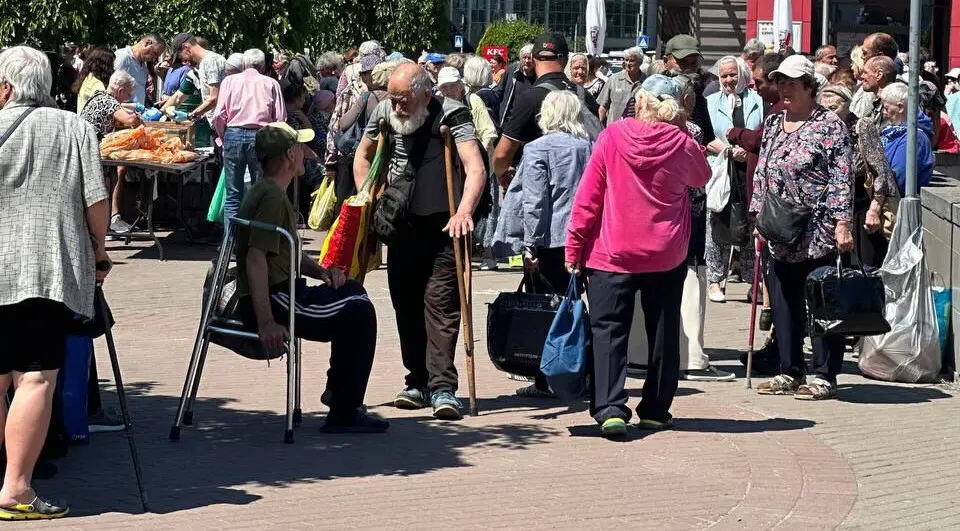 Ob Pandemie oder Krieg: Jeden Samstag bieten Ehrenamtliche am Kyjiwer Hauptbahnhof Essen und Unterstützung für Wohnungslose und Bedürftige an. / Foto © NGO Bes domu/Zmina